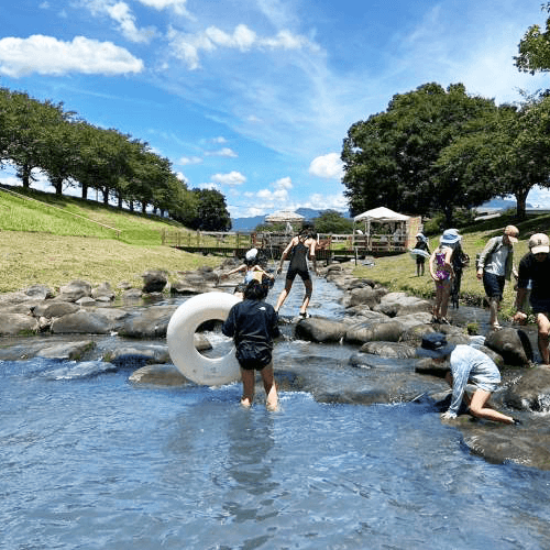 余暇活動 川で水遊び